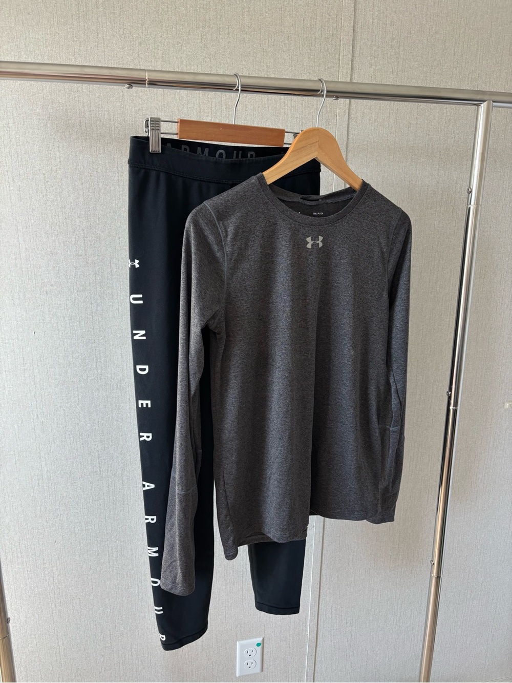 Under Armour women’s Long Sleeve Performance Top - Dark Gray